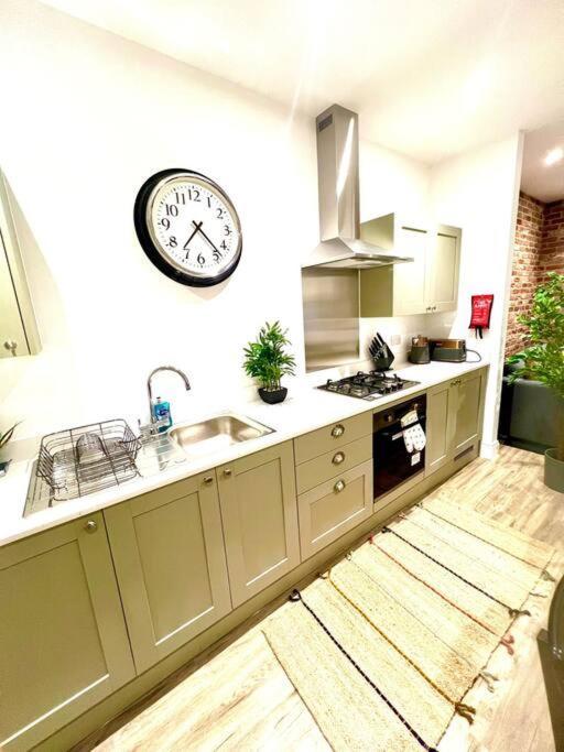 Brand New Apt - Beach Breeze Spacious 1-Bedroom Apartment With Parking - Sleeps 4 Ppl- Internet Bournemouth Exterior foto