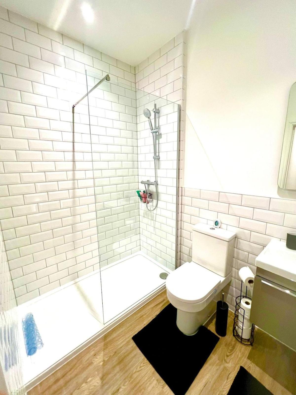 Brand New Apt - Beach Breeze Spacious 1-Bedroom Apartment With Parking - Sleeps 4 Ppl- Internet Bournemouth Exterior foto