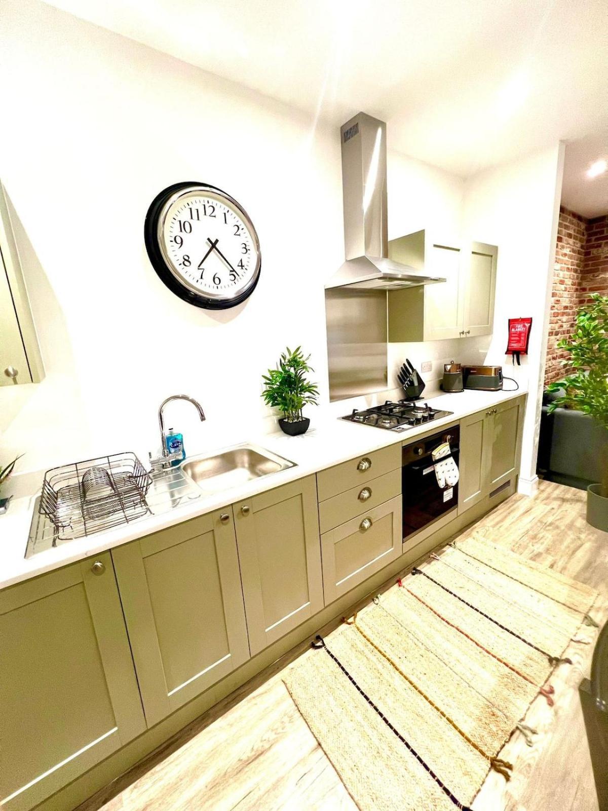 Brand New Apt - Beach Breeze Spacious 1-Bedroom Apartment With Parking - Sleeps 4 Ppl- Internet Bournemouth Exterior foto